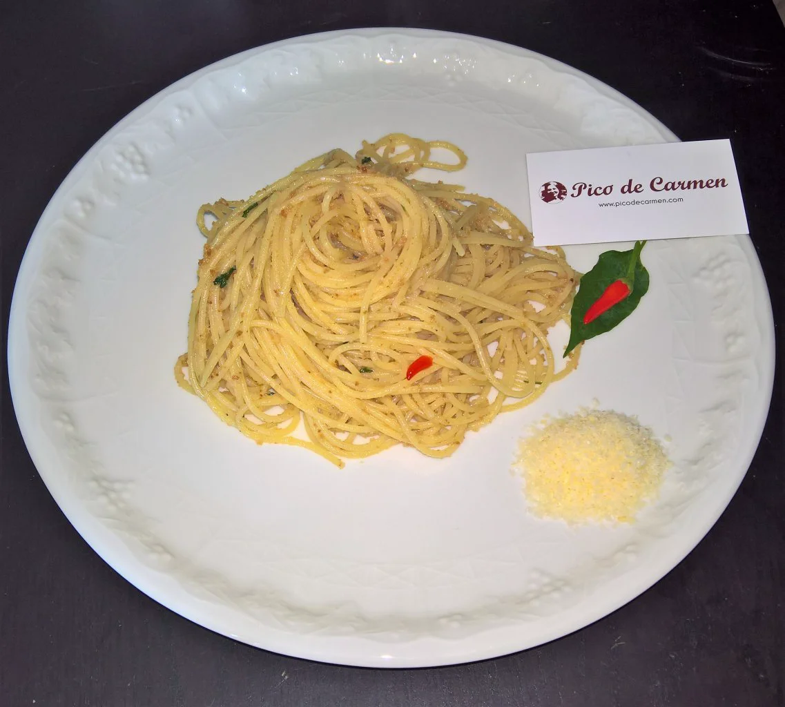 spaghetti del capitano acciughe e pangrattato